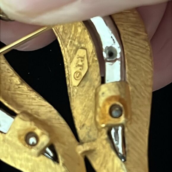 Vintage J.J Jonette Gold tone Matte Brooch/ In Rhinestones - Picture 4 of 6